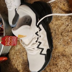 Brand New Addidas only worn once size 7 in Mens